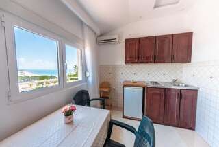 Апартаменты Apartments Villa Egzon Улцинь Номер-студио с видом на море-9