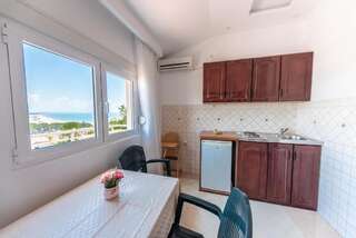 Апартаменты Apartments Villa Egzon Улцинь Номер-студио с видом на море-19